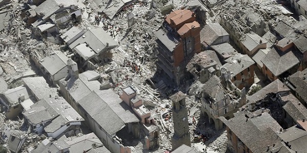Il cemento e il terremoto. Corruzione e menzogne architettoniche